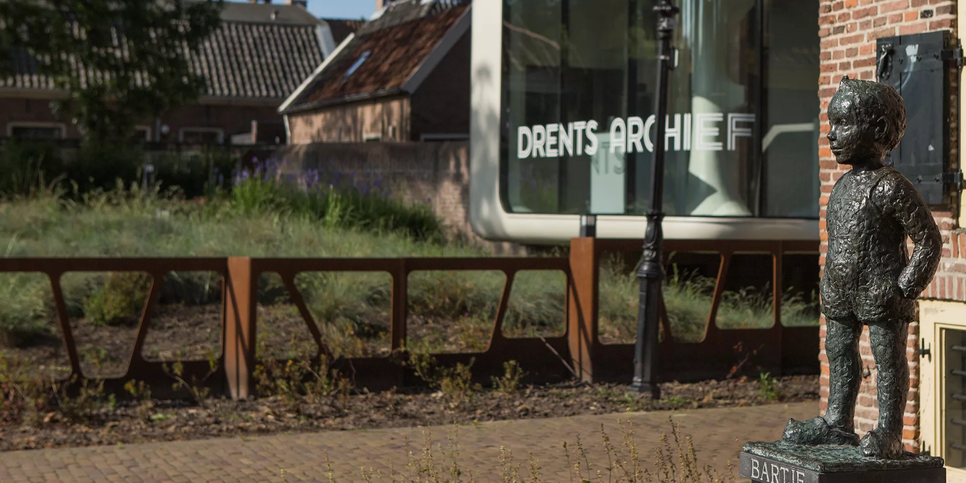 Entree van het Drents Archief met Bartje