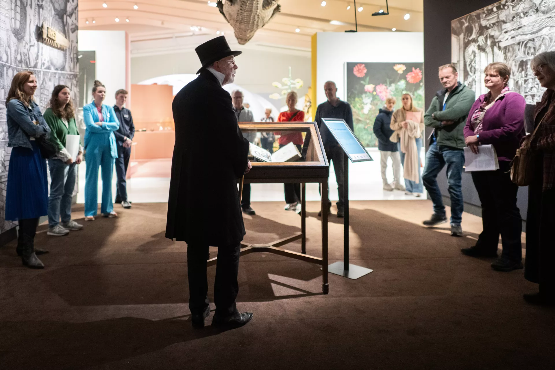 Vrijwilliger Jan Bos vertelt in kostuum over het slangenboek van Van Lier in het Drents Museum. Foto: Sake Elzinga