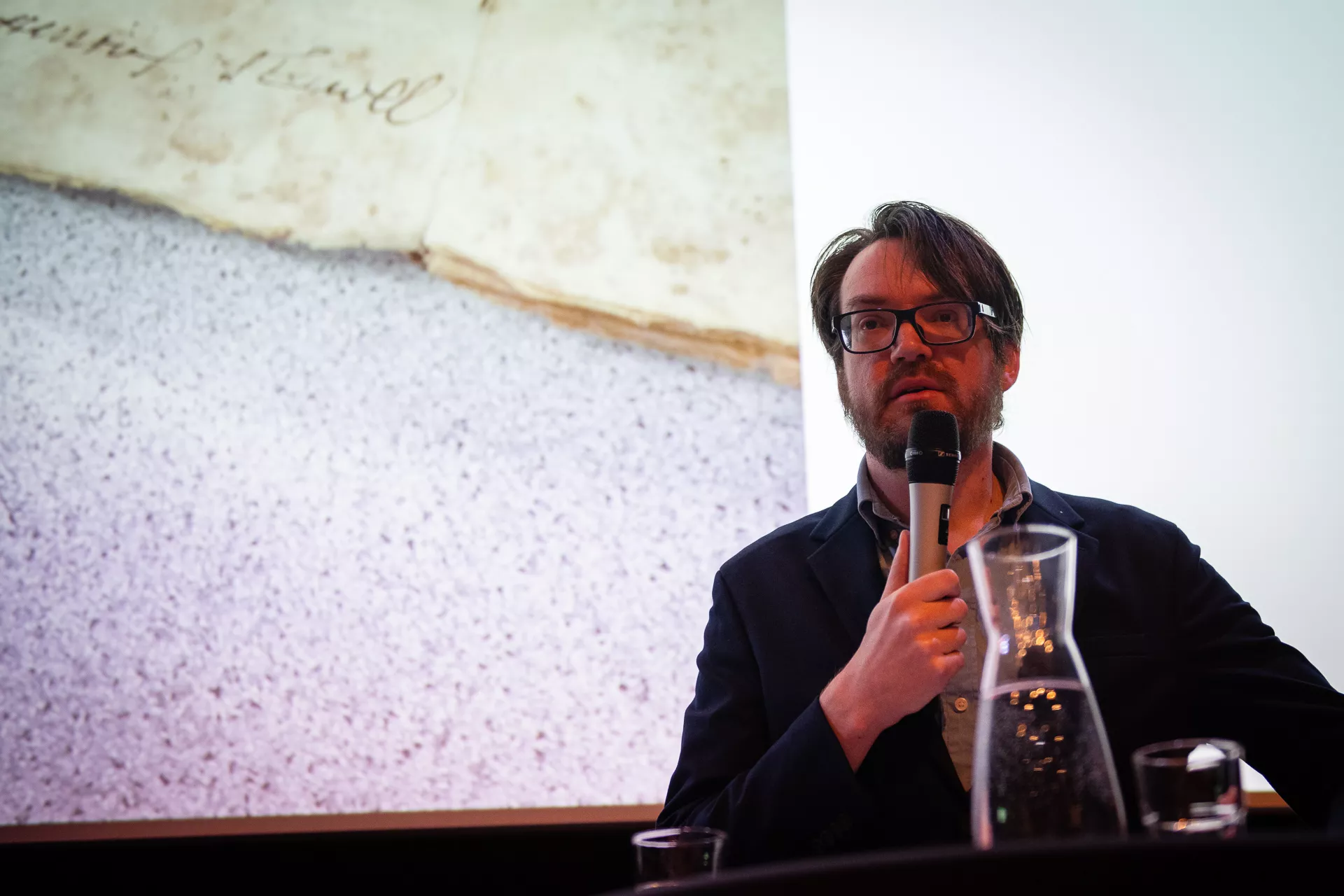 Lezing Jos Maalderink tijdens de Dag van de Drentse Familiegeschiedenis. Foto: Bob de Vries