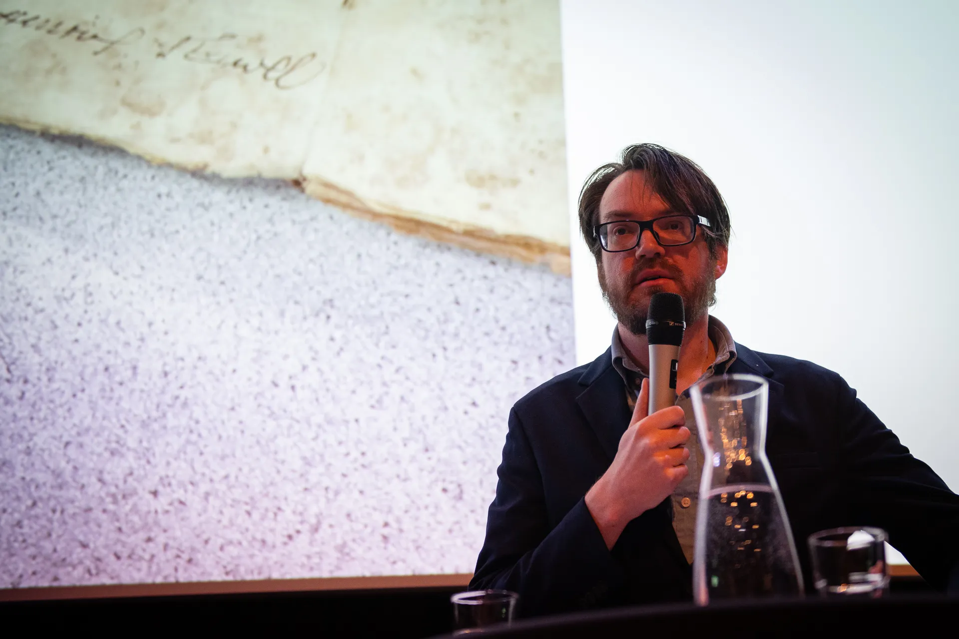 Lezing Jos Maalderink tijdens de Dag van de Drentse Familiegeschiedenis. Foto: Bob de Vries